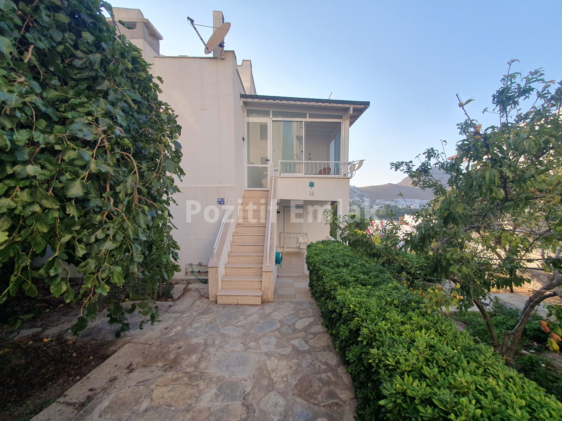 Bodrum Akyarlar'da Satılık Site içi Sahile Yakın 3+1 Bahçe Katı
