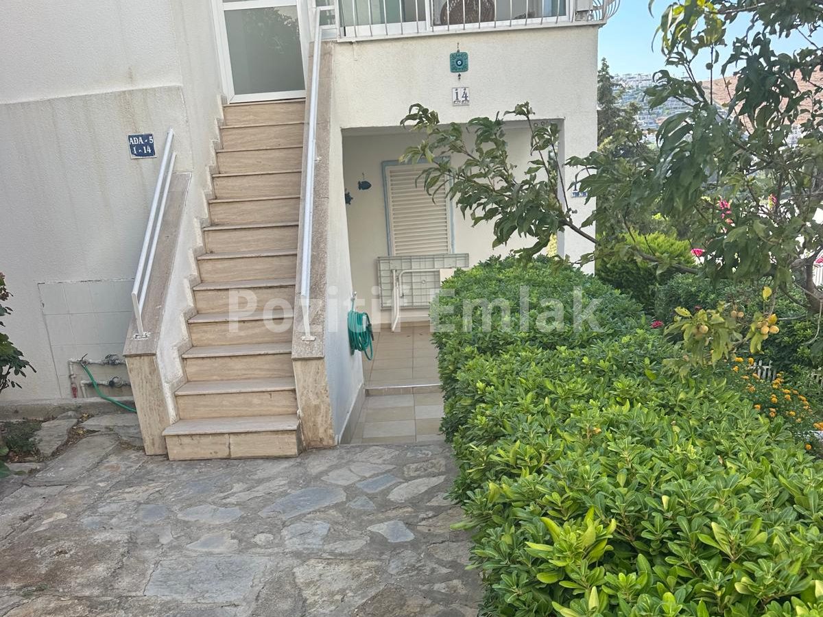Bodrum Akyarlar'da Satılık Site içi Sahile Yakın 3+1 Bahçe Katı