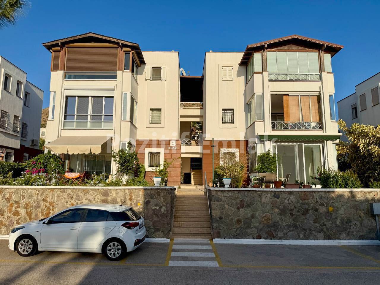 Turgutreis Yalı'da Denize Sıfır Havuzlu Sitede Bahçe Katı Daire
