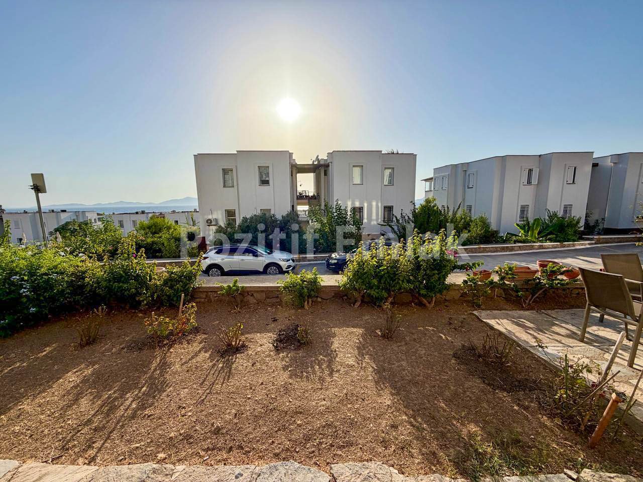 Turgutreis Yalı'da Denize Sıfır Havuzlu Sitede Bahçe Katı Daire
