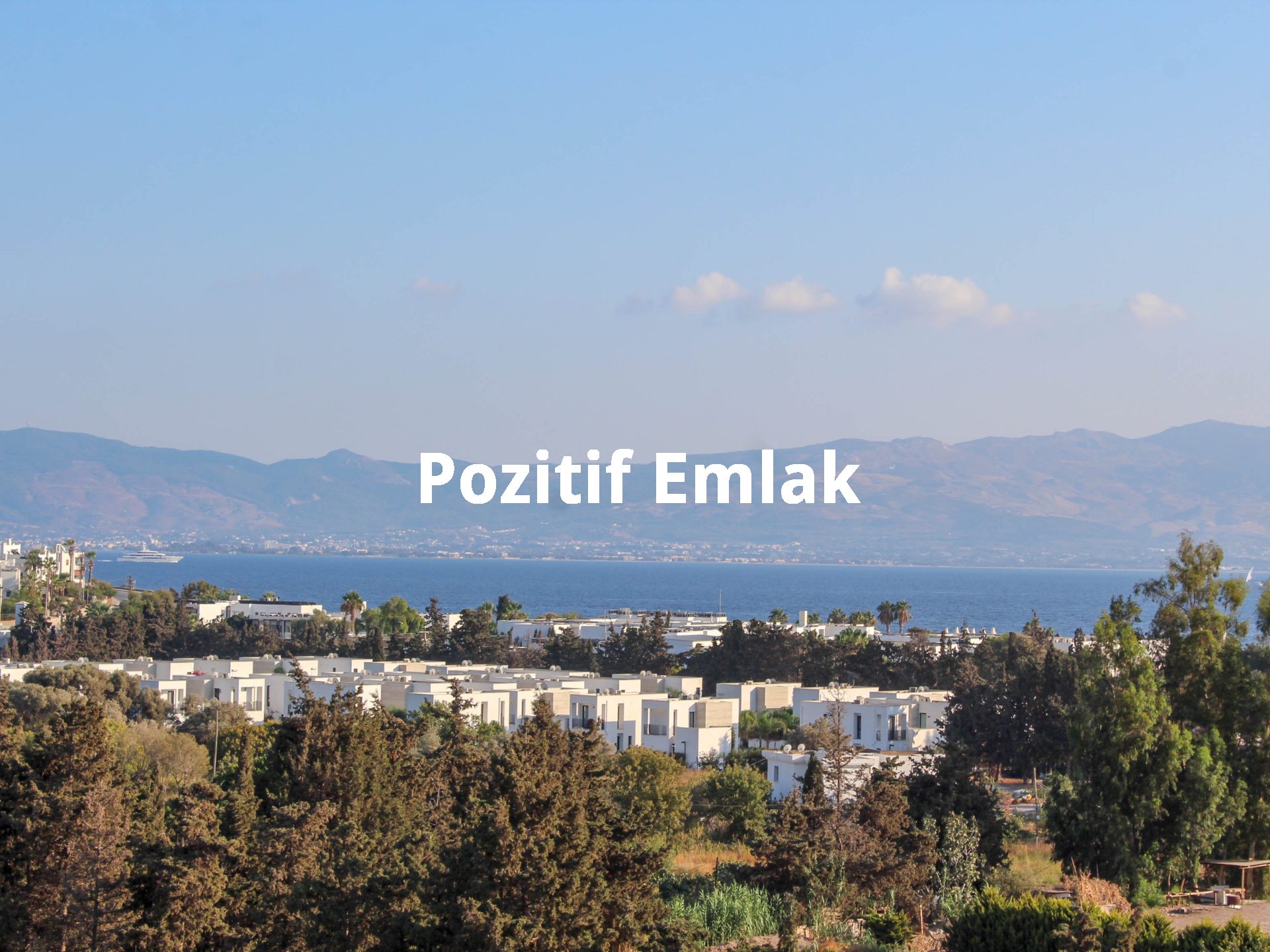 Akyarlar'da Satılık Plaja Yakın Deniz Manzaralı Bahçeli Villa