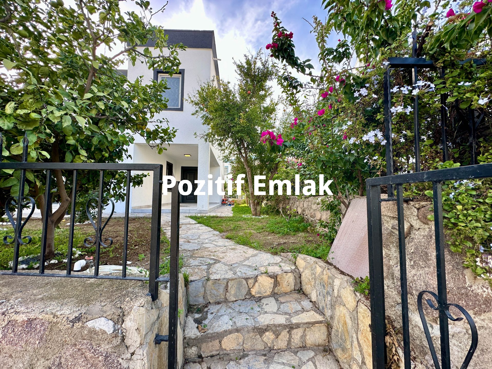 Bodrum Akyarlar'da Nezih Site İçinde Geniş Bahçeli Villa