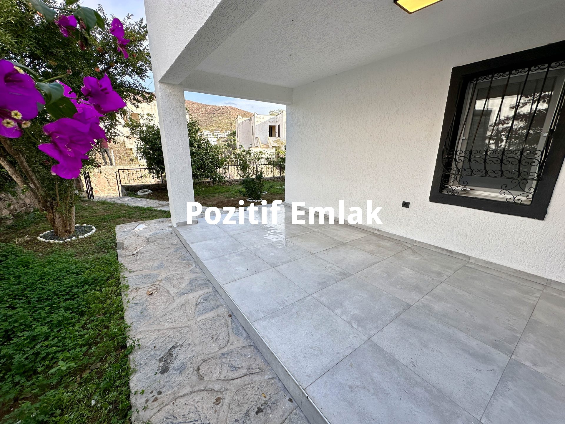 Bodrum Akyarlar'da Nezih Site İçinde Geniş Bahçeli Villa
