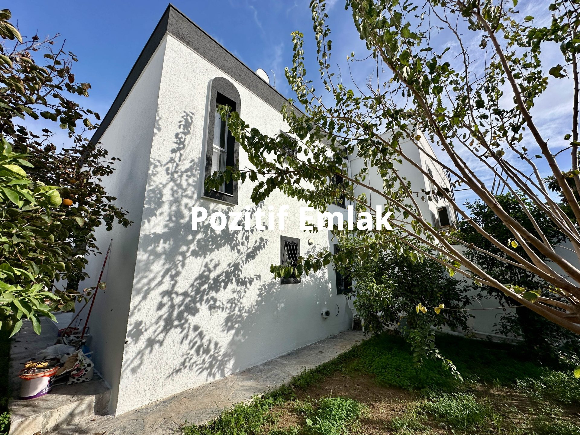 Bodrum Akyarlar'da Nezih Site İçinde Geniş Bahçeli Villa