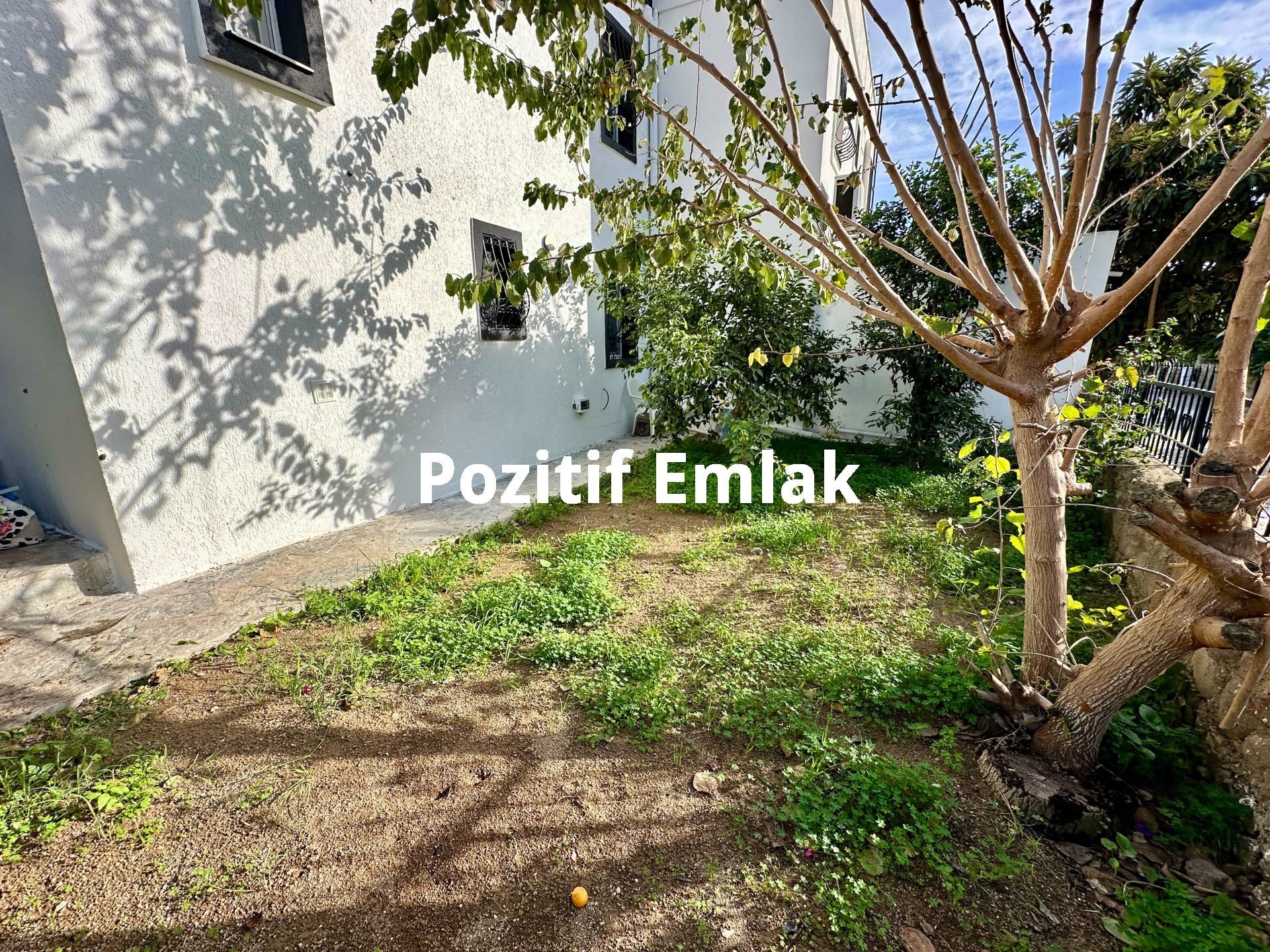 Bodrum Akyarlar'da Nezih Site İçinde Geniş Bahçeli Villa