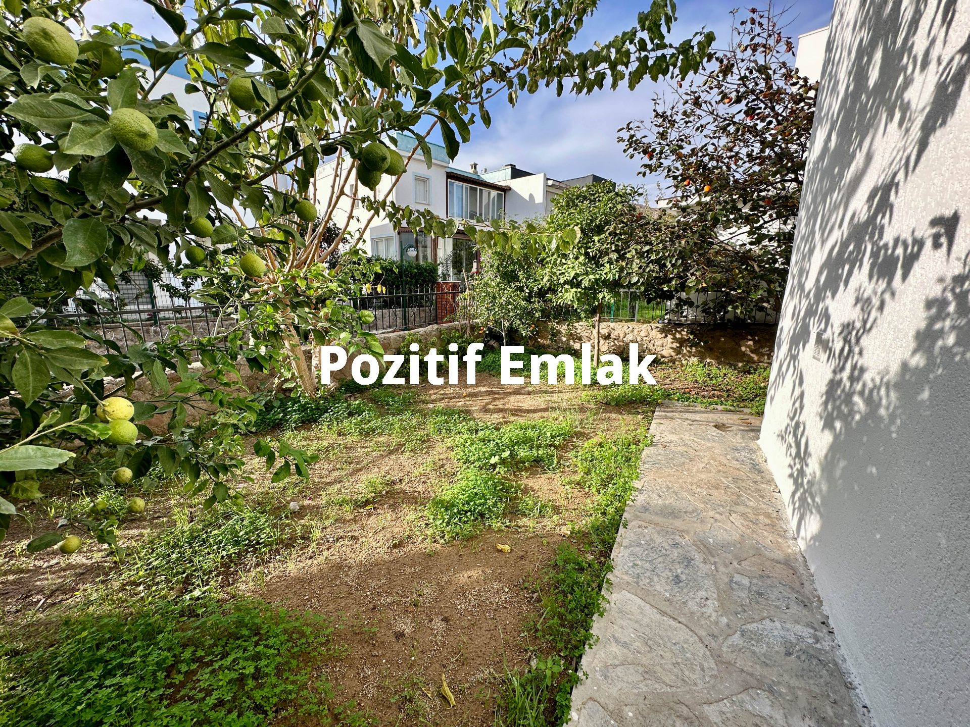 Bodrum Akyarlar'da Nezih Site İçinde Geniş Bahçeli Villa