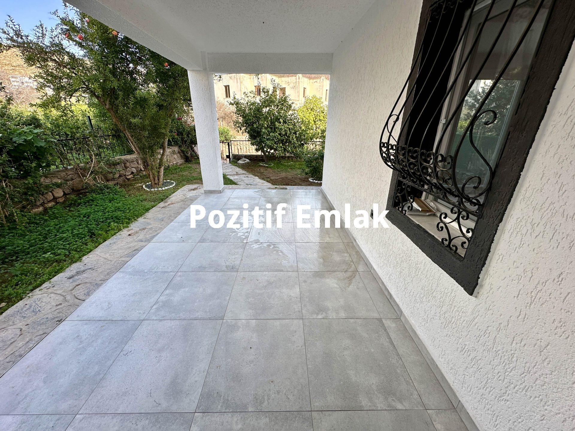 Bodrum Akyarlar'da Nezih Site İçinde Geniş Bahçeli Villa