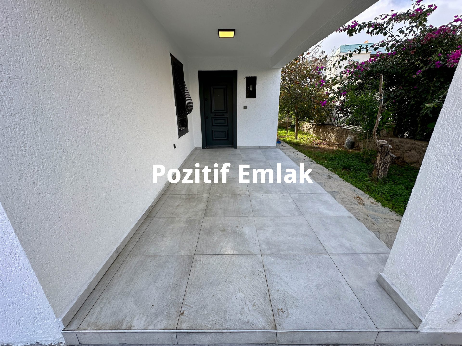 Bodrum Akyarlar'da Nezih Site İçinde Geniş Bahçeli Villa
