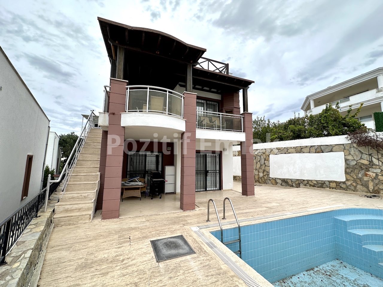 Turgutreis Merkezde Deniz Manzaralı Havuzlu Müstakil Villa