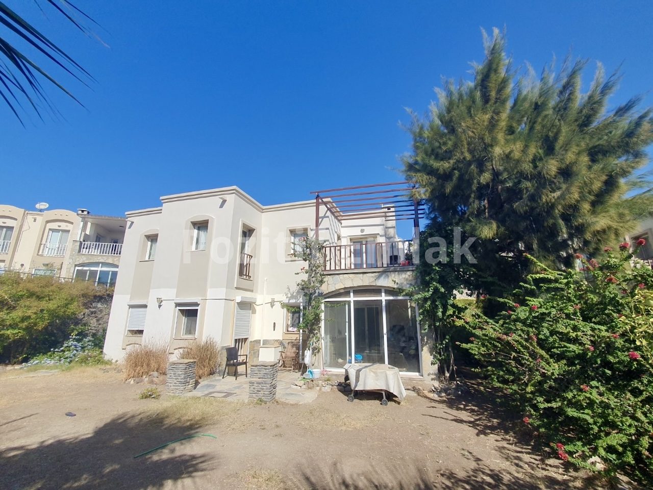 Gümüşlük'te Havuzlu Güvenlikli Sitede Manzaralı Ferah Daire