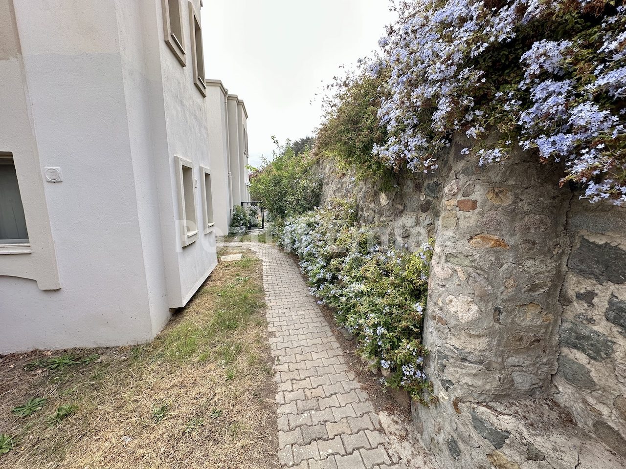 Gümüşlük'te Havuzlu Güvenlikli Sitede Manzaralı Ferah Daire