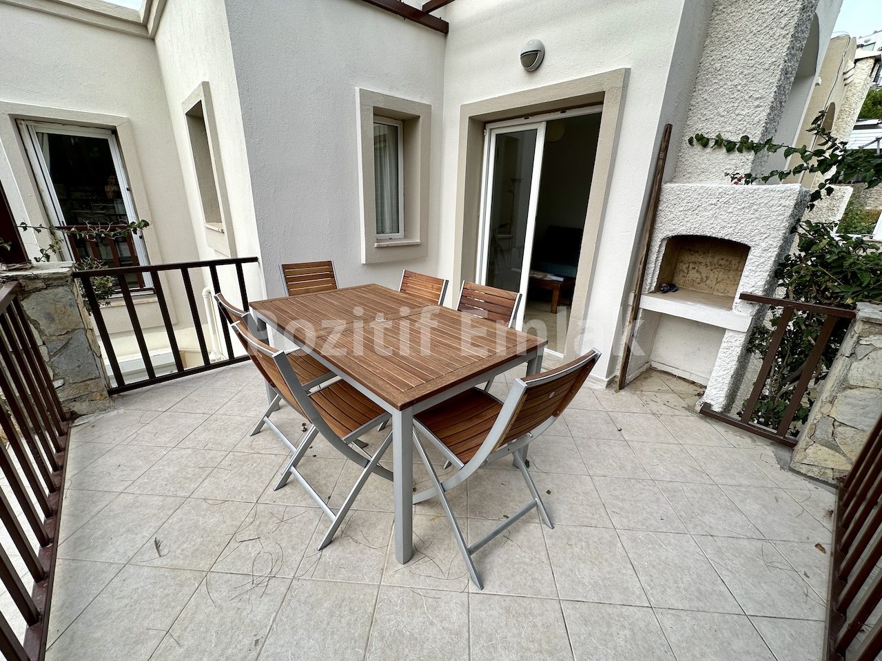 Gümüşlük'te Havuzlu Güvenlikli Sitede Manzaralı Ferah Daire