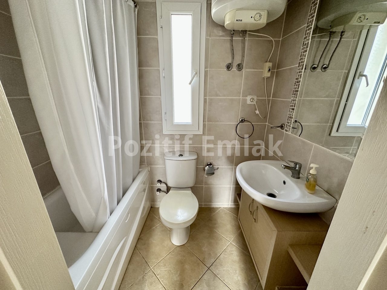 Gümüşlük'te Havuzlu Güvenlikli Sitede Manzaralı Ferah Daire