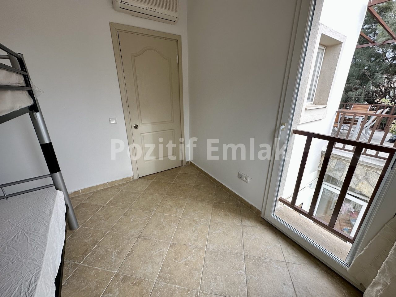 Gümüşlük'te Havuzlu Güvenlikli Sitede Manzaralı Ferah Daire