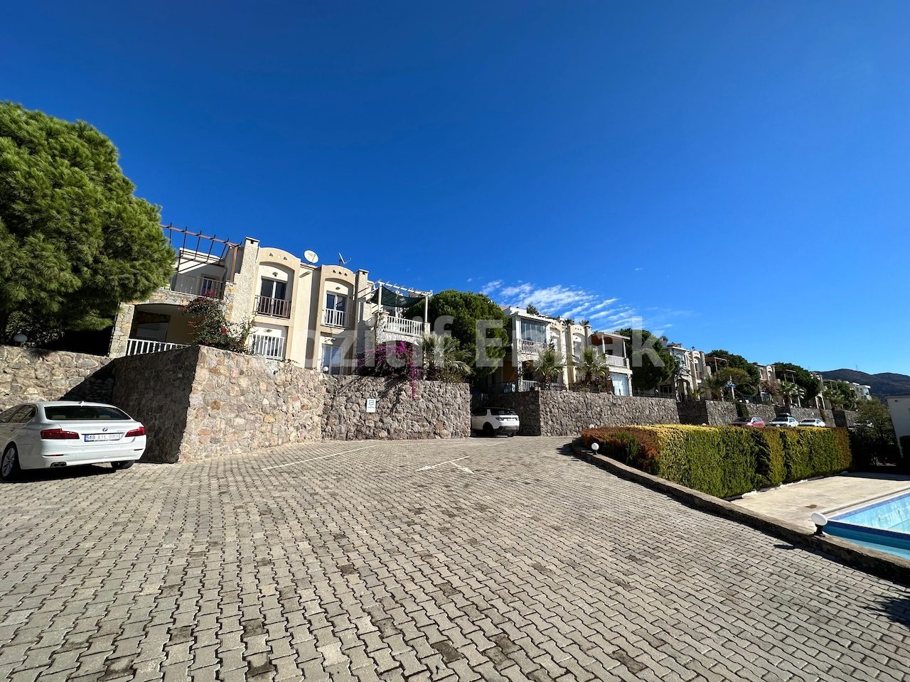 Gümüşlük'te Havuzlu Güvenlikli Sitede Manzaralı Ferah Daire