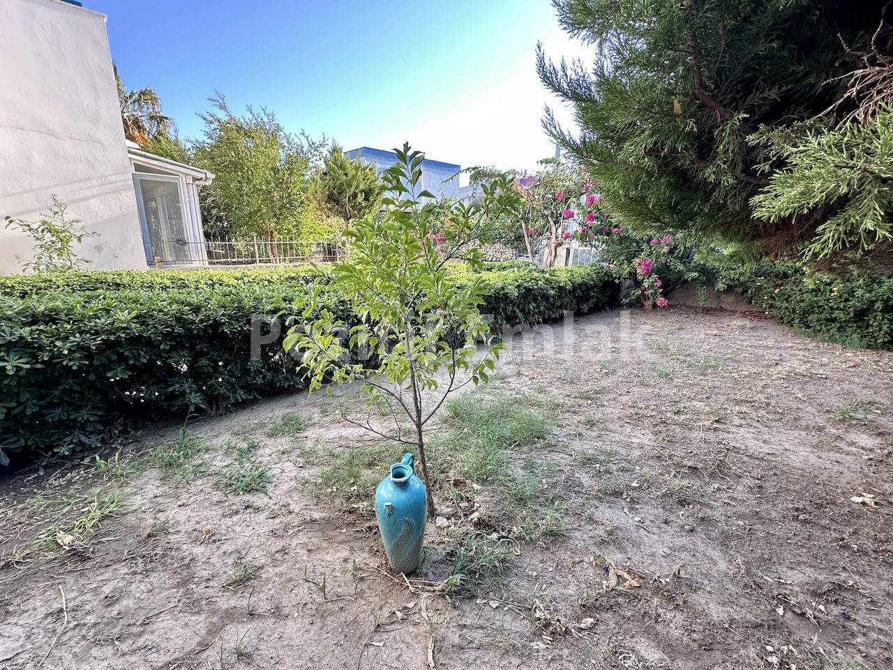 Bodrum Akyarlar'da Nezih Site İçinde Büyük Bahçeli Villa