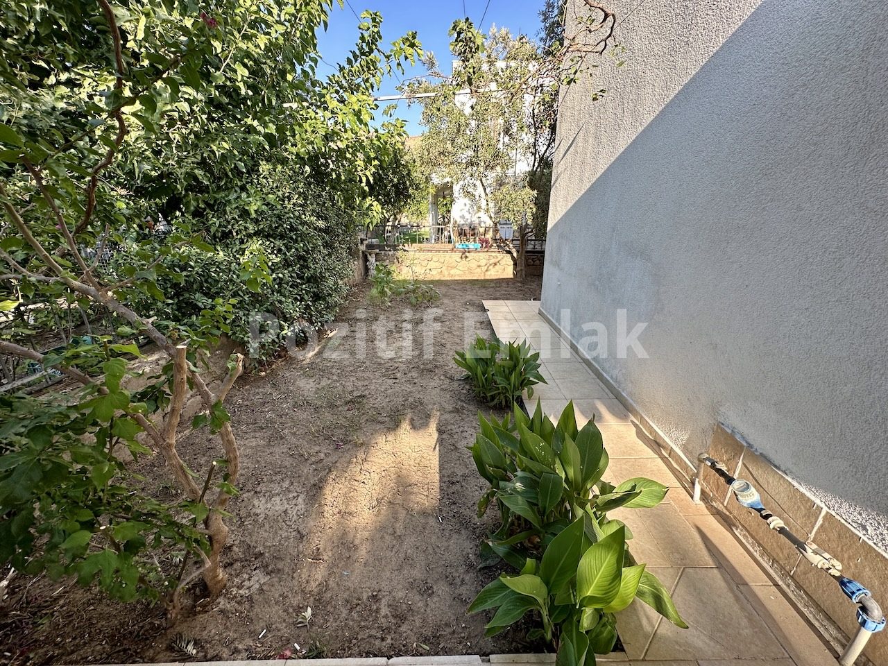 Bodrum Akyarlar'da Nezih Site İçinde Büyük Bahçeli Villa