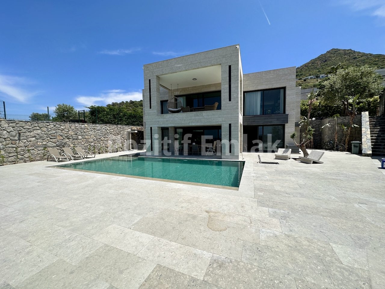 Bodrum Turgutreis'te Harika Manzaralı ve Geniş Bahçeli Lüks Villa