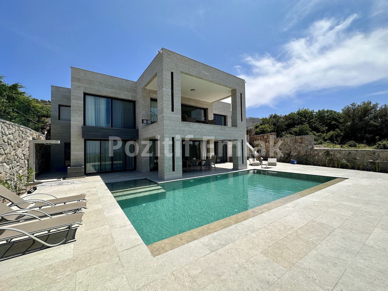 Bodrum Turgutreis'te Harika Manzaralı ve Geniş Bahçeli Lüks Villa