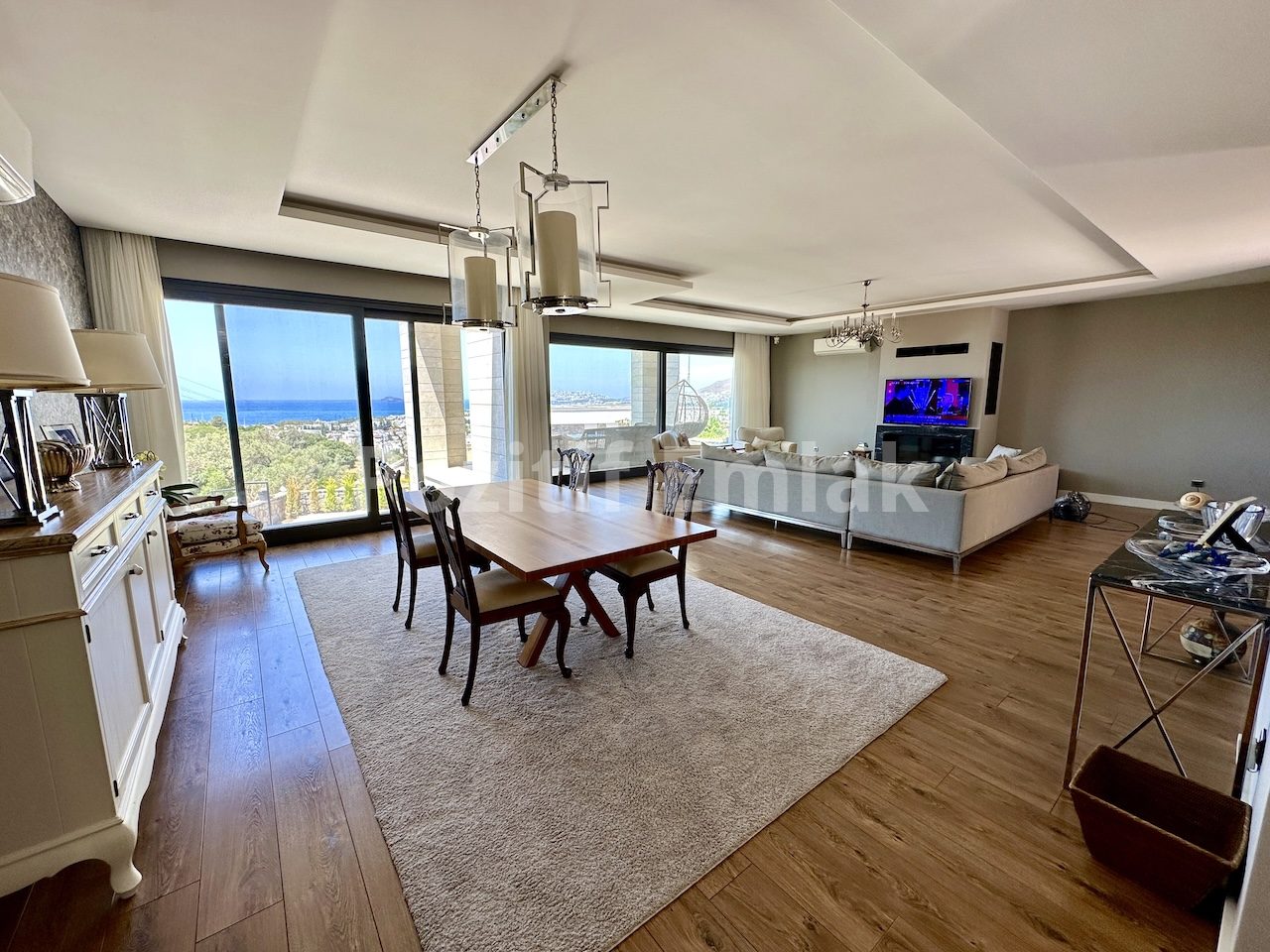 Bodrum Turgutreis'te Harika Manzaralı ve Geniş Bahçeli Lüks Villa