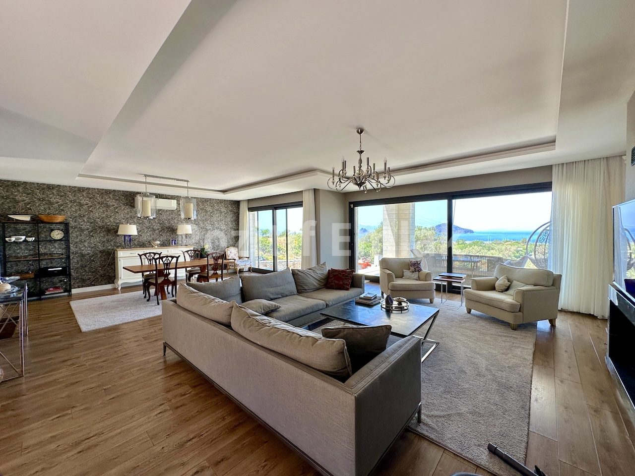 Bodrum Turgutreis'te Harika Manzaralı ve Geniş Bahçeli Lüks Villa