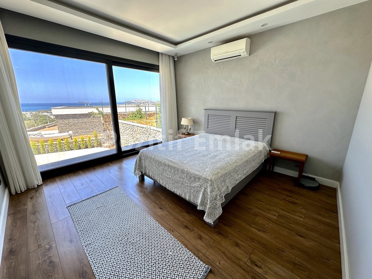 Bodrum Turgutreis'te Harika Manzaralı ve Geniş Bahçeli Lüks Villa