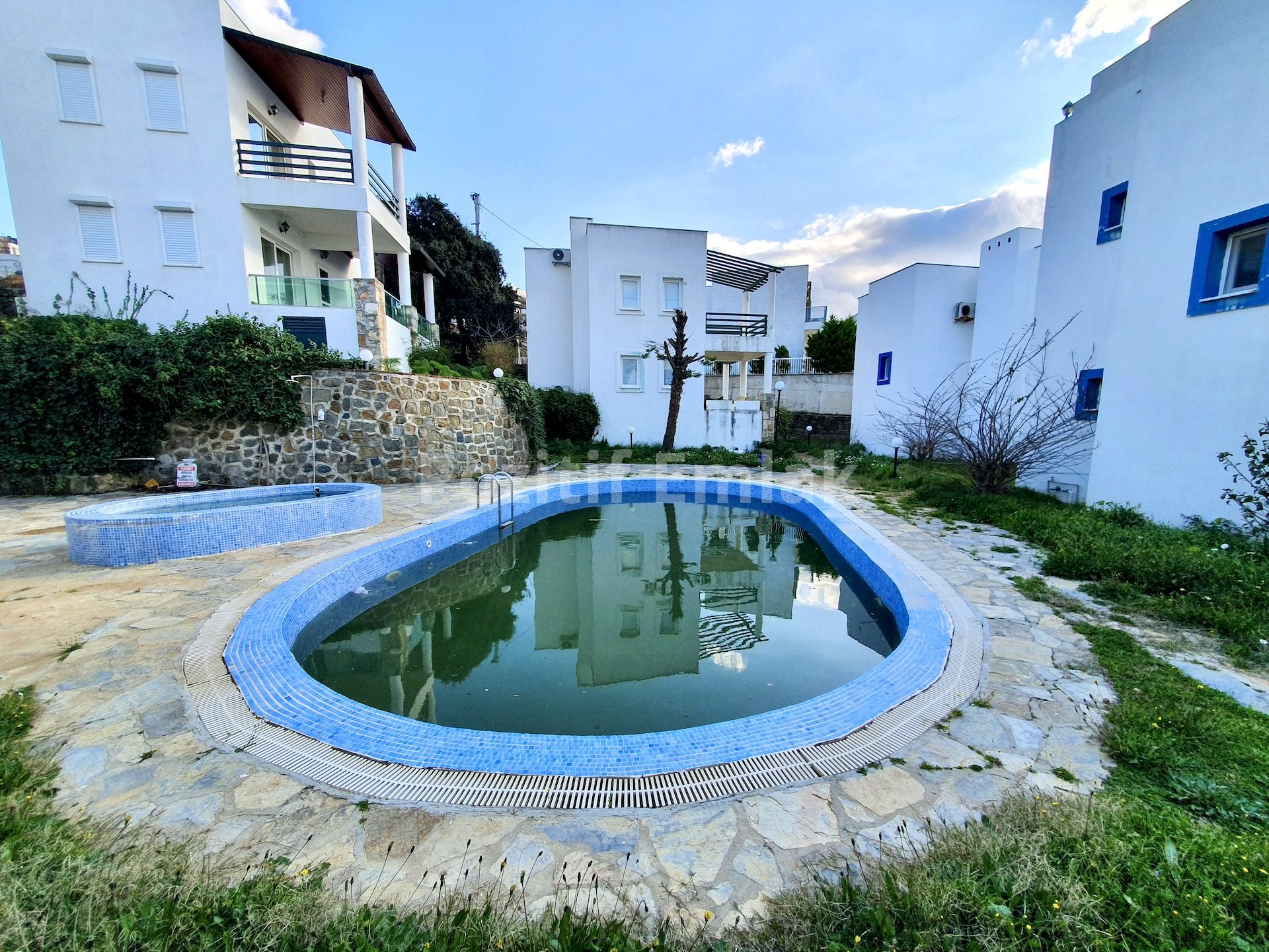 Gümüşlük Koyunbaba'da Havuzlu Sitede Deniz Manzaralı Villa