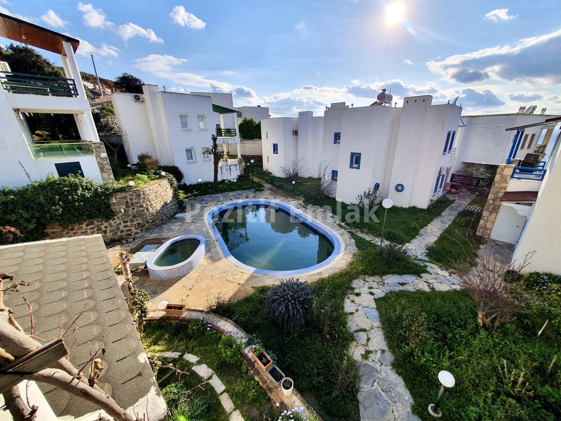 Gümüşlük Koyunbaba'da Havuzlu Sitede Deniz Manzaralı Villa