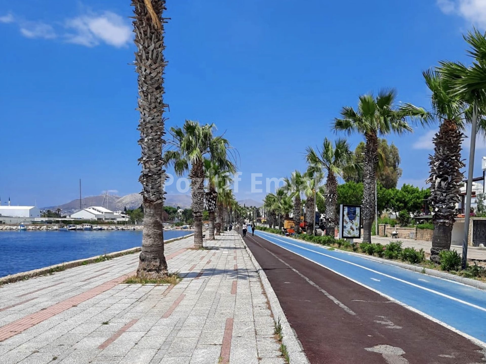 Turgutreis Merkezde Marinanın Dibinde Şirin Bahçeli Tripleks Ev