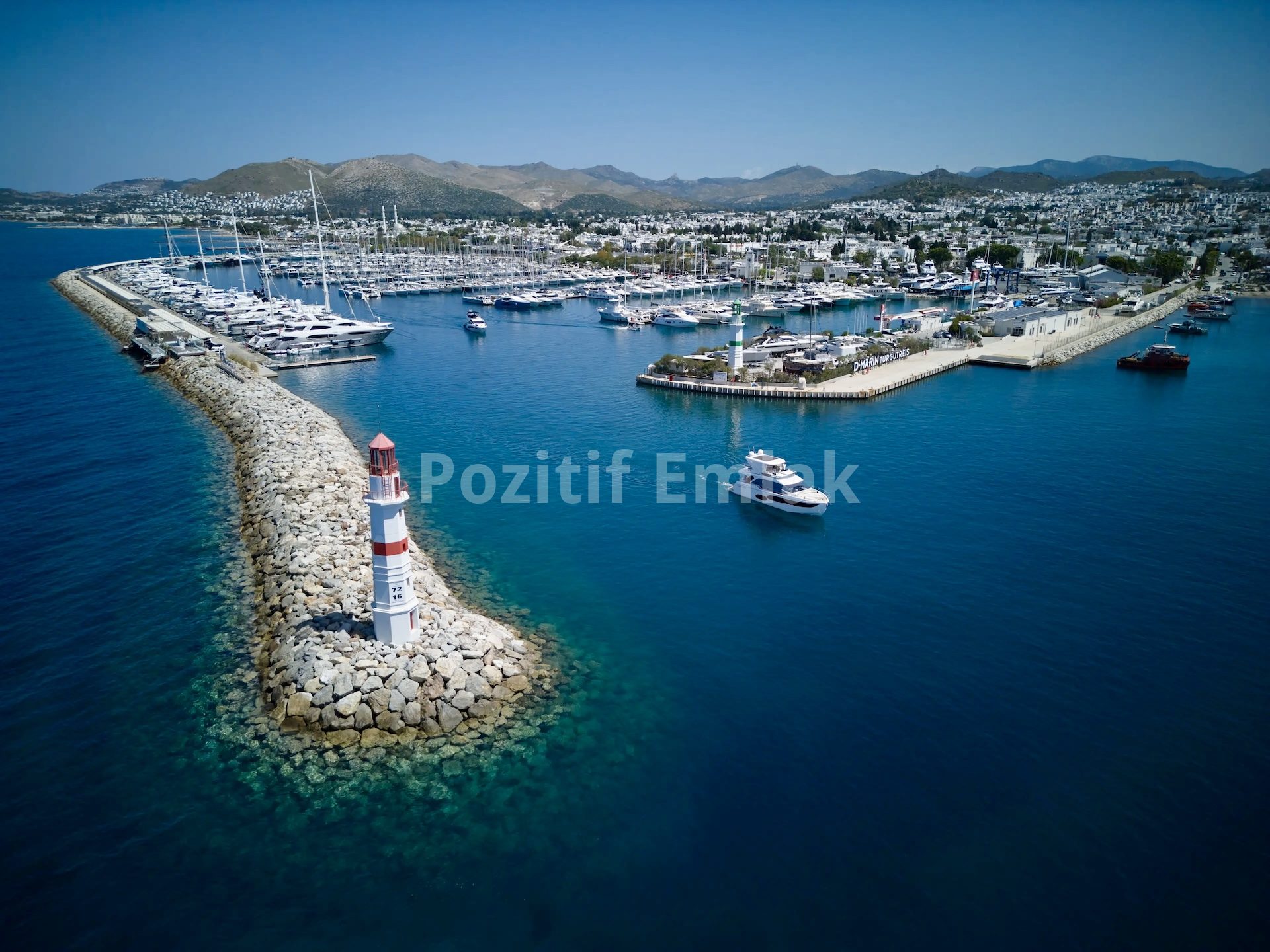 Turgutreis Merkezde Marinanın Dibinde Şirin Bahçeli Tripleks Ev