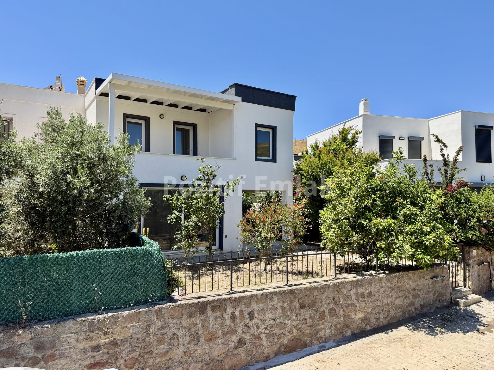 Bodrum Akyarlar'da Nezih Site İçinde Geniş Bahçeli Villa