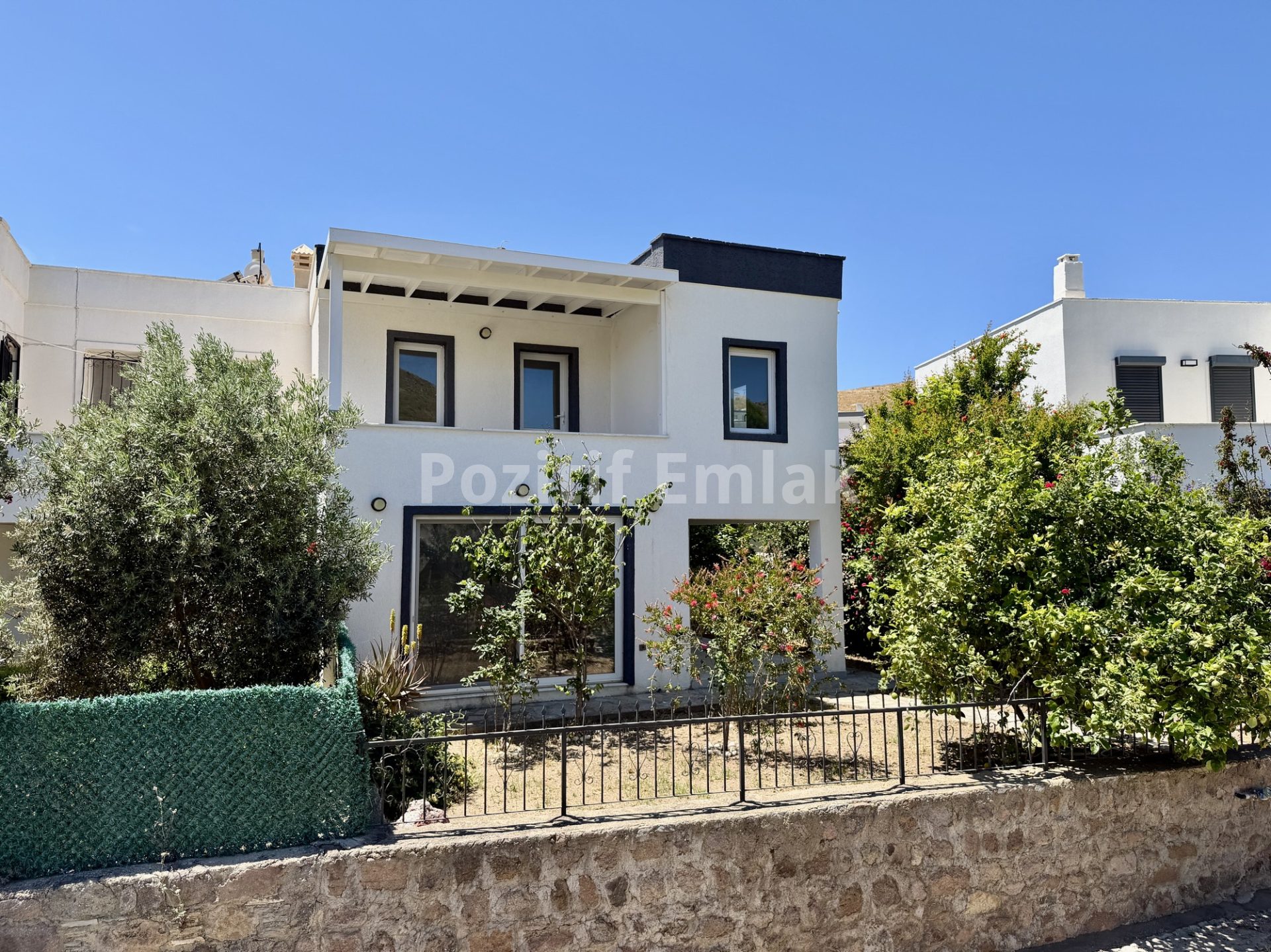 Bodrum Akyarlar'da Nezih Site İçinde Geniş Bahçeli Villa