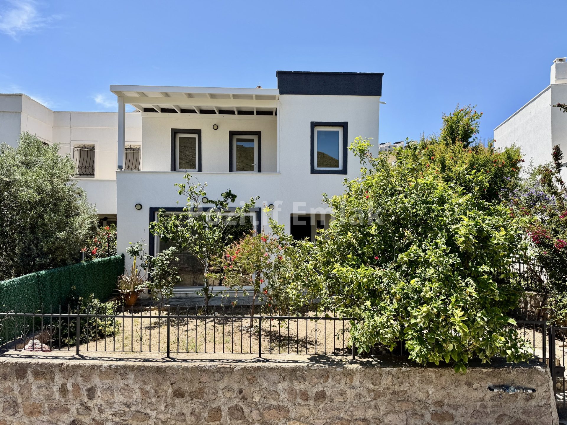 Bodrum Akyarlar'da Nezih Site İçinde Geniş Bahçeli Villa