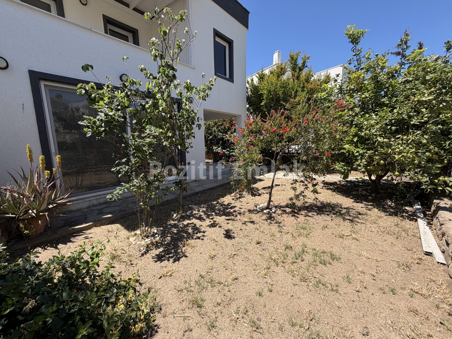 Bodrum Akyarlar'da Nezih Site İçinde Geniş Bahçeli Villa