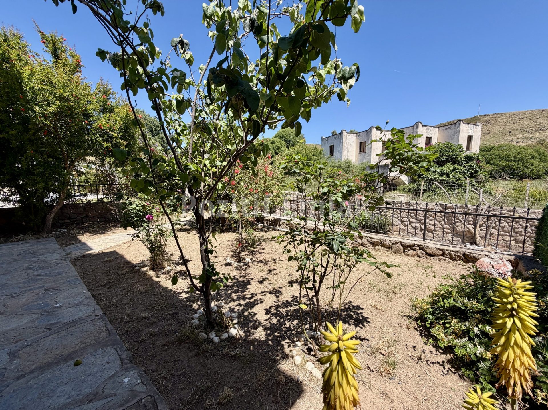 Bodrum Akyarlar'da Nezih Site İçinde Geniş Bahçeli Villa