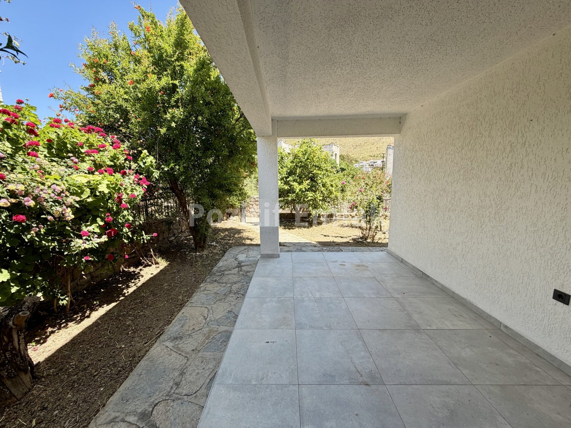 Bodrum Akyarlar'da Nezih Site İçinde Geniş Bahçeli Villa