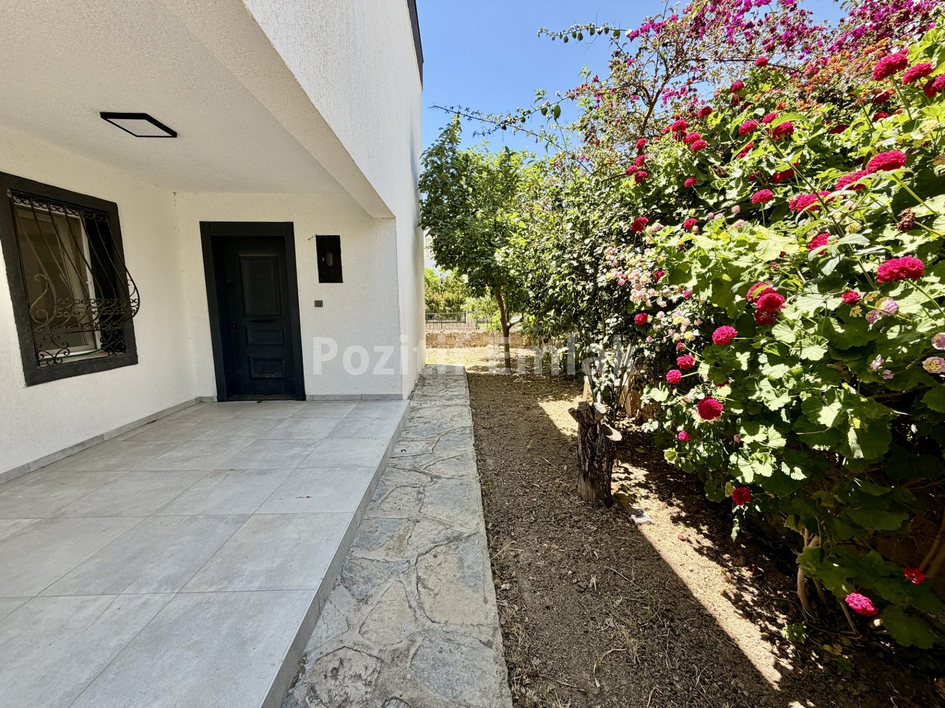 Bodrum Akyarlar'da Nezih Site İçinde Geniş Bahçeli Villa