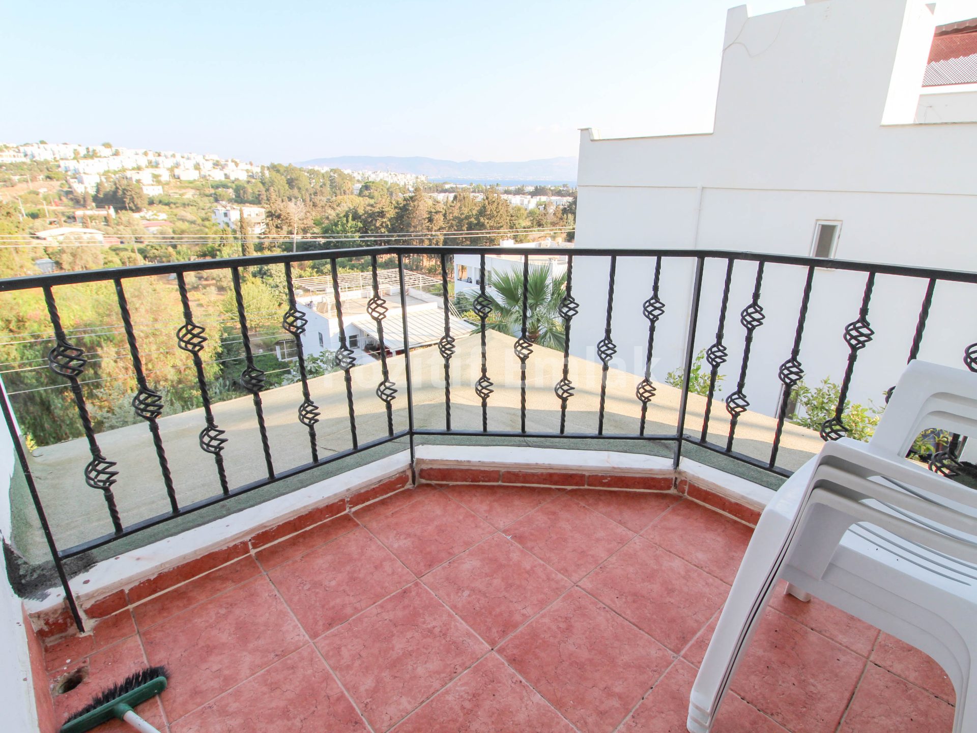 Akyarlar'da Plaja Yakın Deniz Manzaralı Bahçeli Villa