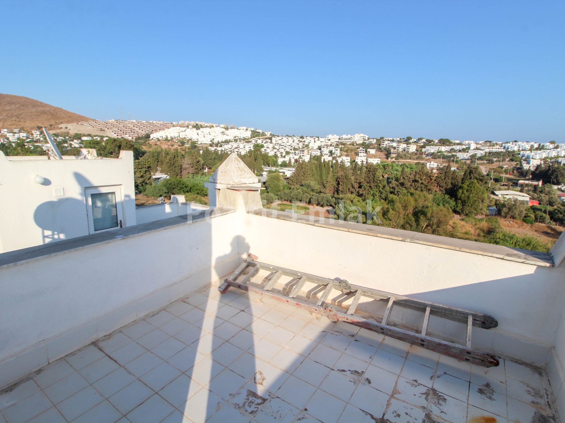 Akyarlar'da Plaja Yakın Deniz Manzaralı Bahçeli Villa