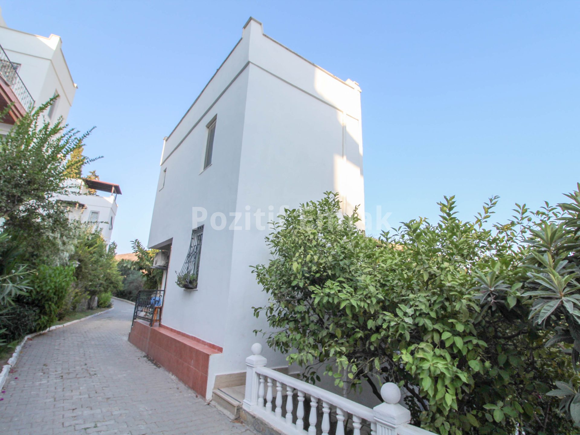Akyarlar'da Plaja Yakın Deniz Manzaralı Bahçeli Villa