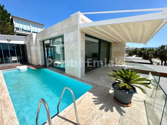 Bodrum Turgutreis'te Denize Sıfır, Ada Manzaralı Havuzlu Ev
