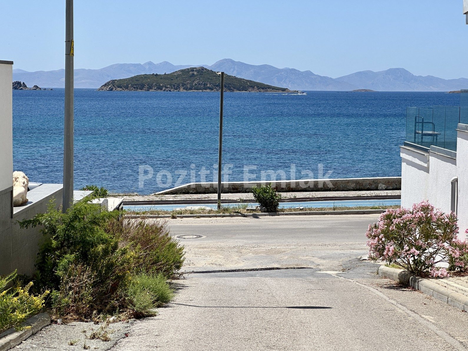 Bodrum Turgutreis'te Denize Sıfır, Ada Manzaralı Havuzlu Ev